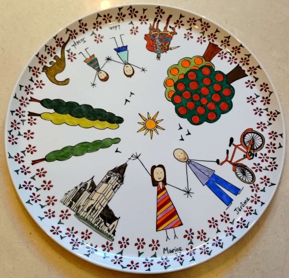 Plat à tarte en porcelaine personnalisé dans un style naïf par une famille et par les passions de chacun.